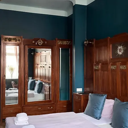 Bed & Breakfast 4th Floor 3*