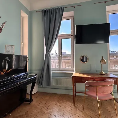 4th Floor 3* Varsó