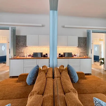 4th Floor 3* Varsó